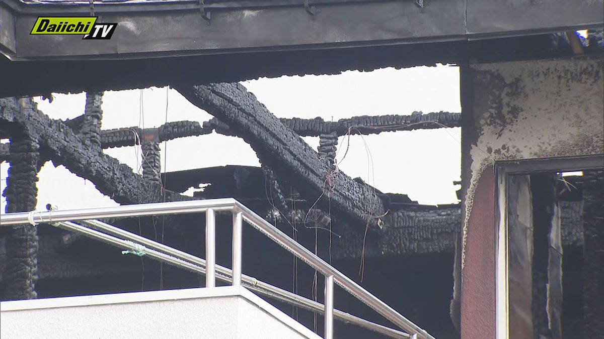 住宅1棟を焼く火事 焼け跡から1人の遺体(御殿場市）