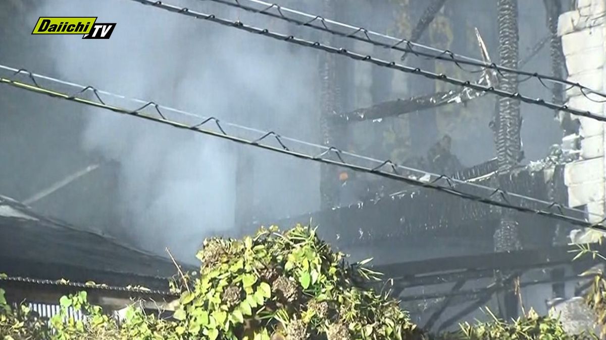 【火事】｢２階まで火が上がっている｣と通報…住宅と倉庫を全焼し住人２人と通報者１人搬送（静岡･裾野市）