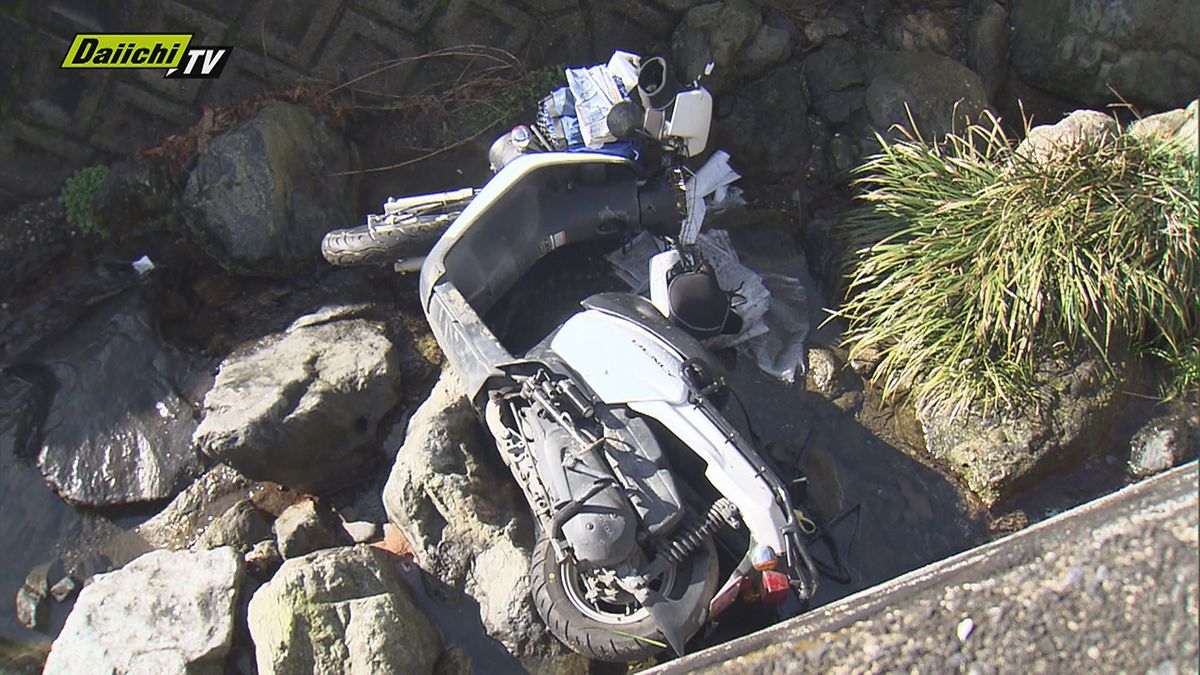 静岡市清水区の農道でオートバイを運転していた20代の新聞配達員が川に転落し意識不明の重体