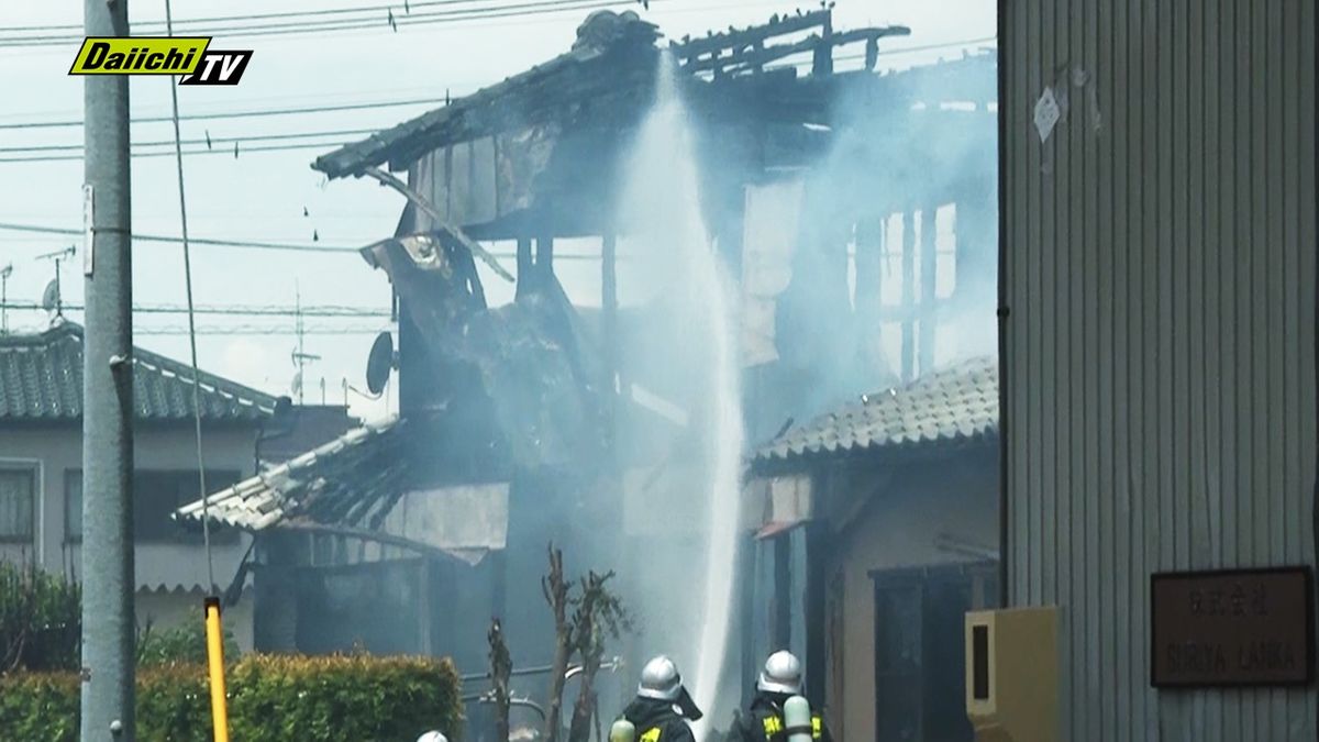 【住宅火災】木造２階建て住宅１棟全焼する火事…出火当時家は無人で火事によるけが人なし（浜松市中央区）