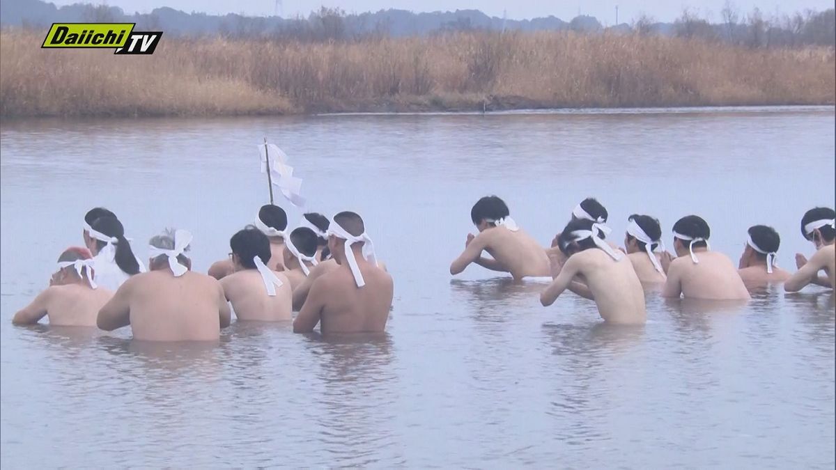 水温は７℃ 天竜川で若手神職らによる恒例の「大寒みそぎ」【静岡・浜松市】