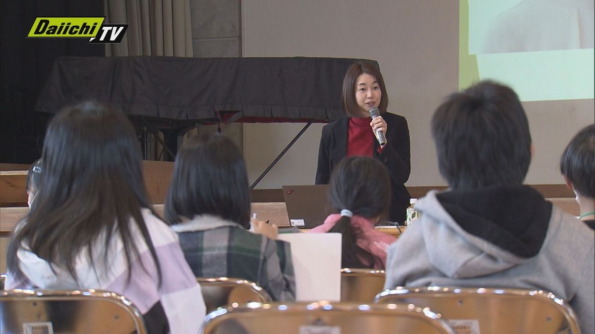 テレビ局の情報収集やニュースができるまでの流れを学ぶ特別授業開催（静岡市）
