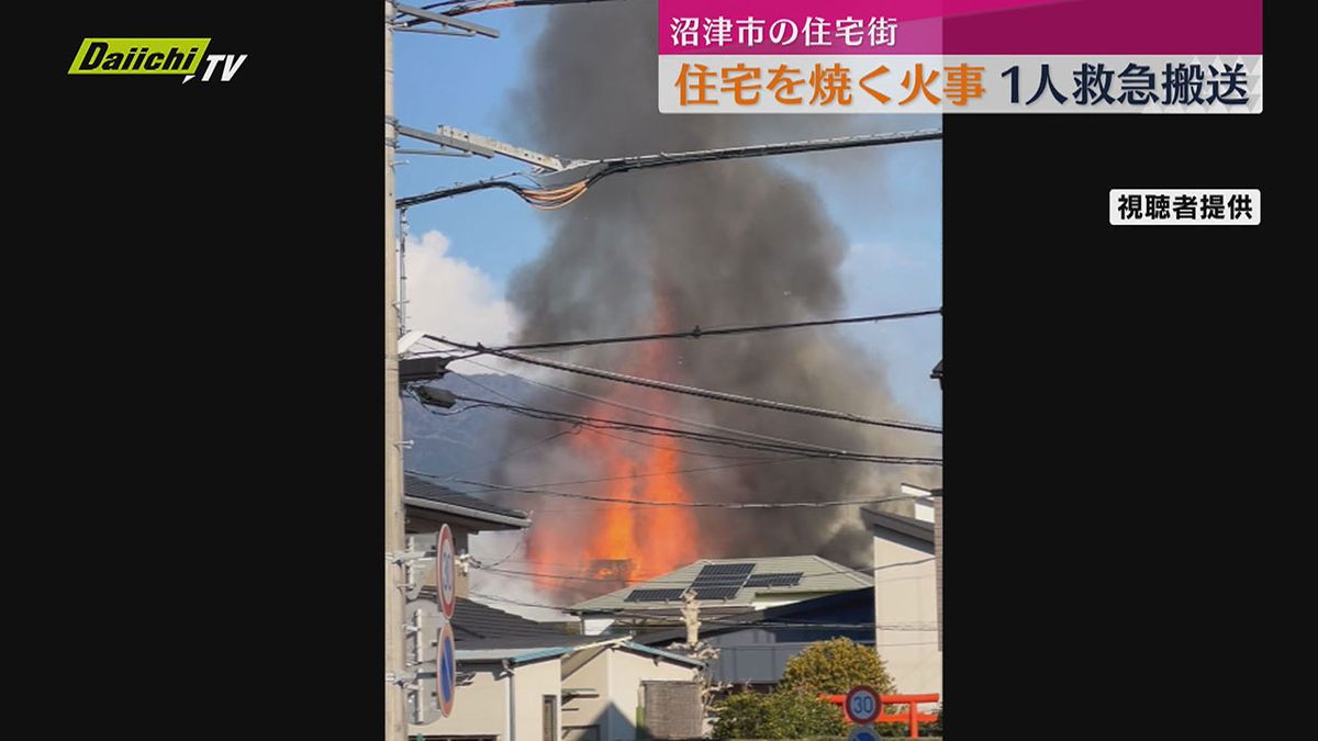 沼津で住宅火災　ほぼ消し止められるも消火活動続く　１人搬送【静岡・沼津市】