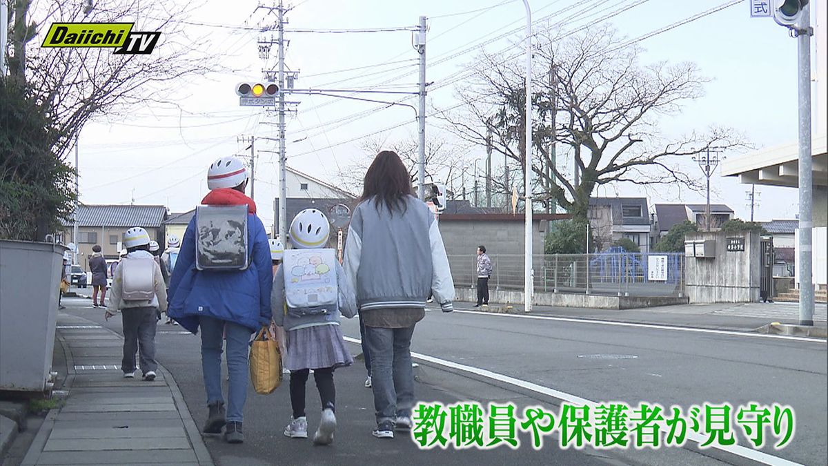 静岡市の郵便局で起きた強盗事件を受け、付近の小学校では8日朝、子どもたちが教員らに見守られながら登校