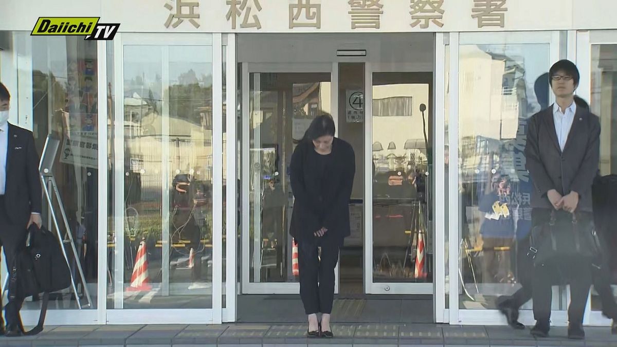 釈放後、一礼する広末涼子さん