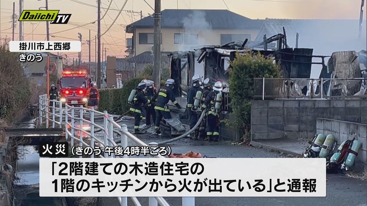 「キッチンから火が出ている」住宅など７棟と車３台を焼く火事。７１歳の女性が病院に搬送（静岡・掛川市）