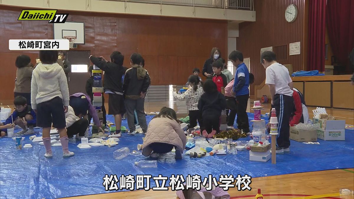 流木や家庭から出た廃材を使ってアート作品を作る授業　静岡・松崎町の小学校