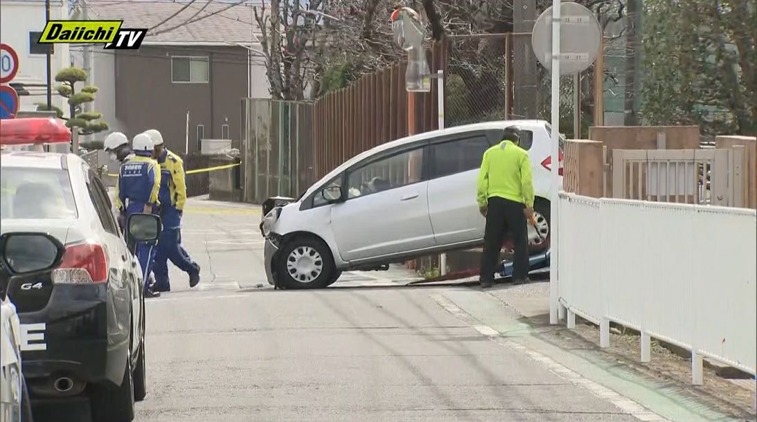 【中学正門付近で事故】車が中学生はね民家の壁に衝突…運転の高齢女性が死亡したほか中学生2人重軽傷(静岡･長泉町)