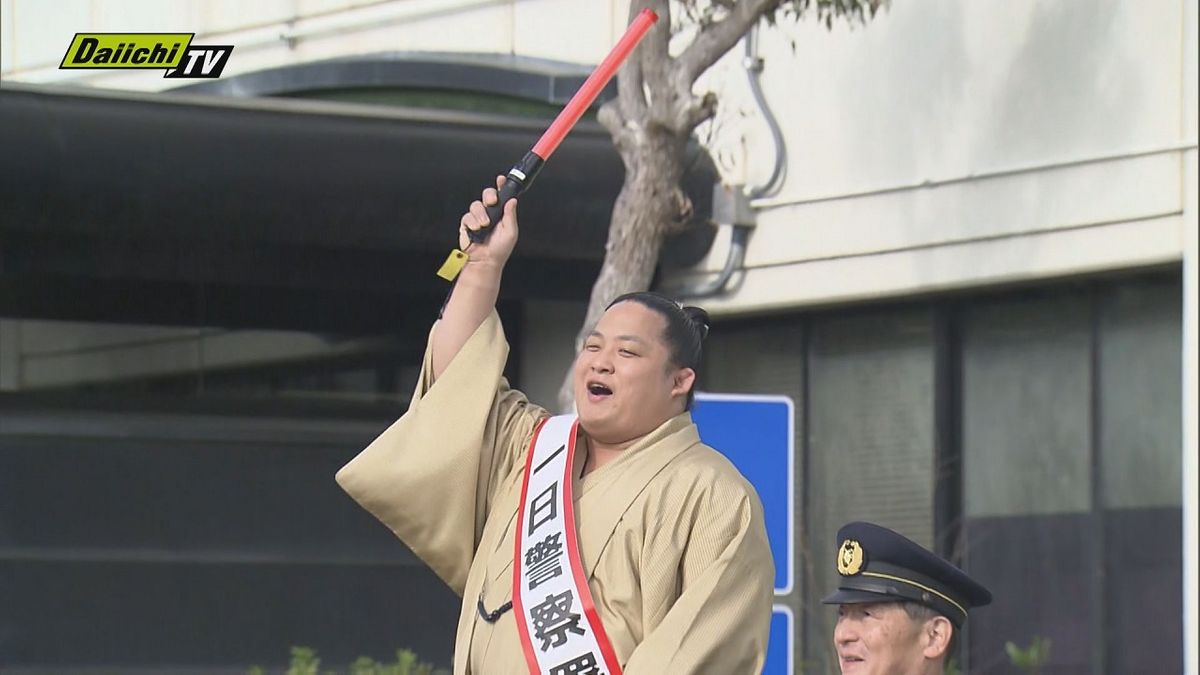 大相撲の翠富士が焼津警察署の「一日警察署長」に就任し,特殊詐欺や交通事故の防止を呼びかけ