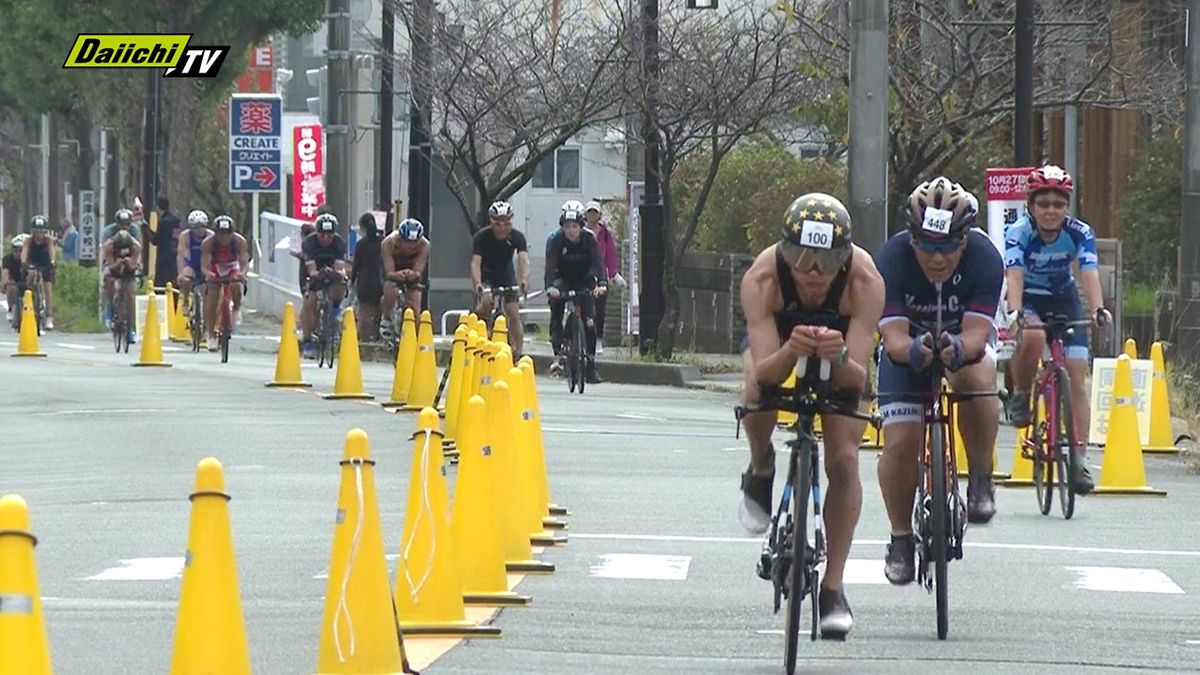 【鉄人レース】全国から選手集いトライアスロン大会…海上うねり高く距離短縮も声援受け競う（静岡･河津町）