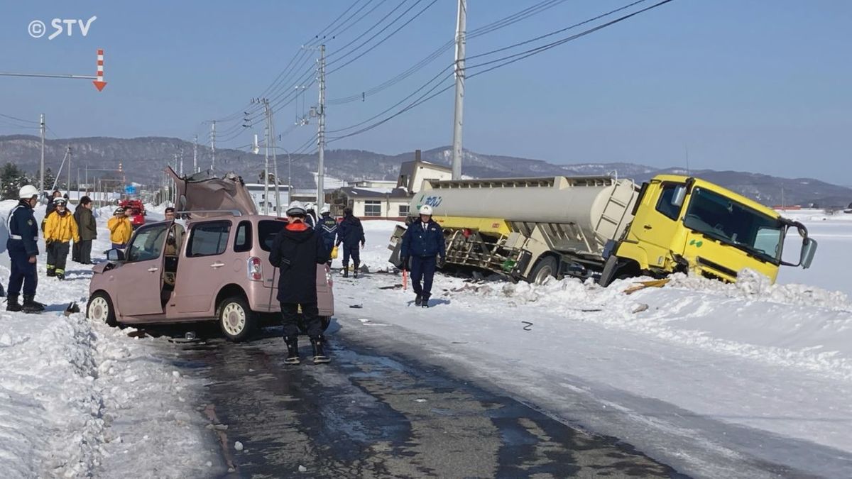 【続報】軽乗用車大破…トレーラー衝突・20代男性が意識不明に・路面は凍結　北海道比布町