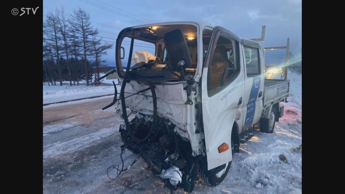 路面は圧雪アイスバーン　トラックと乗用車が正面衝突　男女4人搬送　北海道小清水町