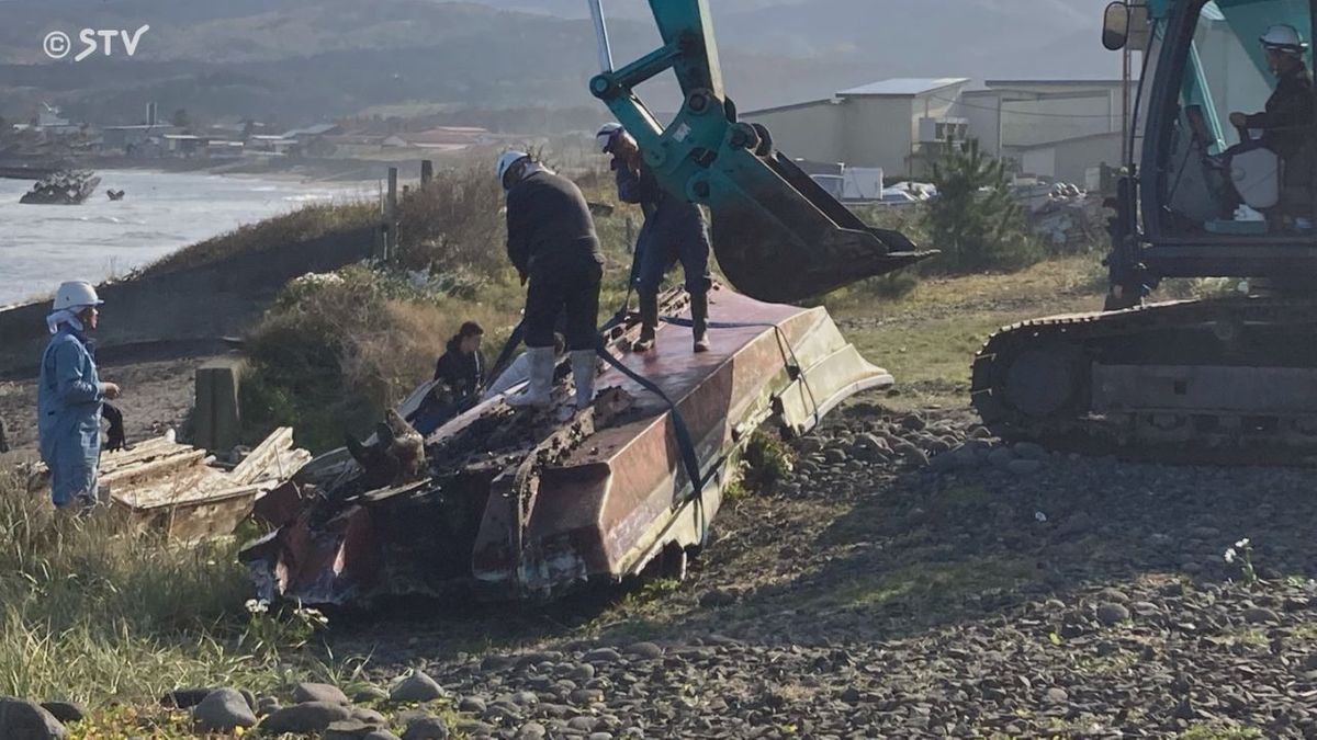 鹿部町沖で転覆した漁船