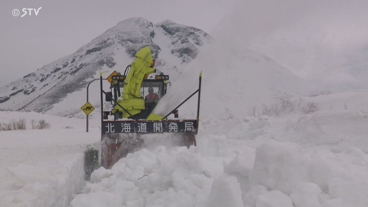 世界自然遺産にも春の足音　通行止めの「知床横断道路」で除雪作業　４月下旬の開通目指す