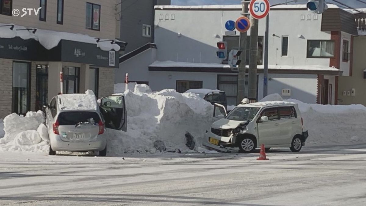 軽乗用車と乗用車が出合い頭に衝突　男女3人を搬送　どちらか赤信号で進入か　北海道稚内市