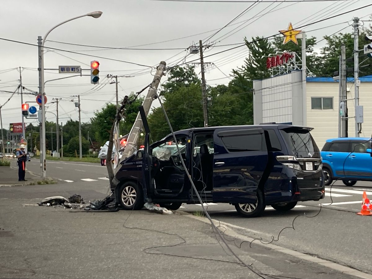 電柱が「ポキッ」… 乗用車が電柱に突っ込む　けが人なし　北海道千歳市