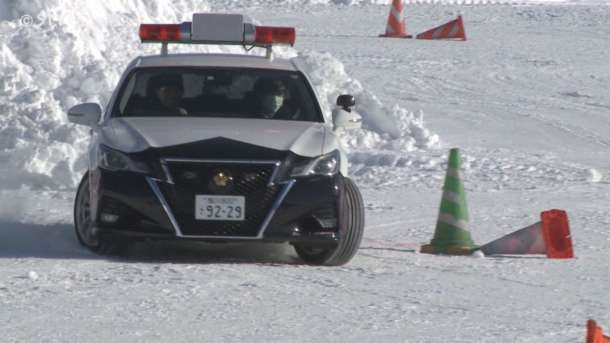 パトカーや自衛隊車両が急ブレーキを体感　凍結路面で緊急時の走行訓練　北海道留萌市
