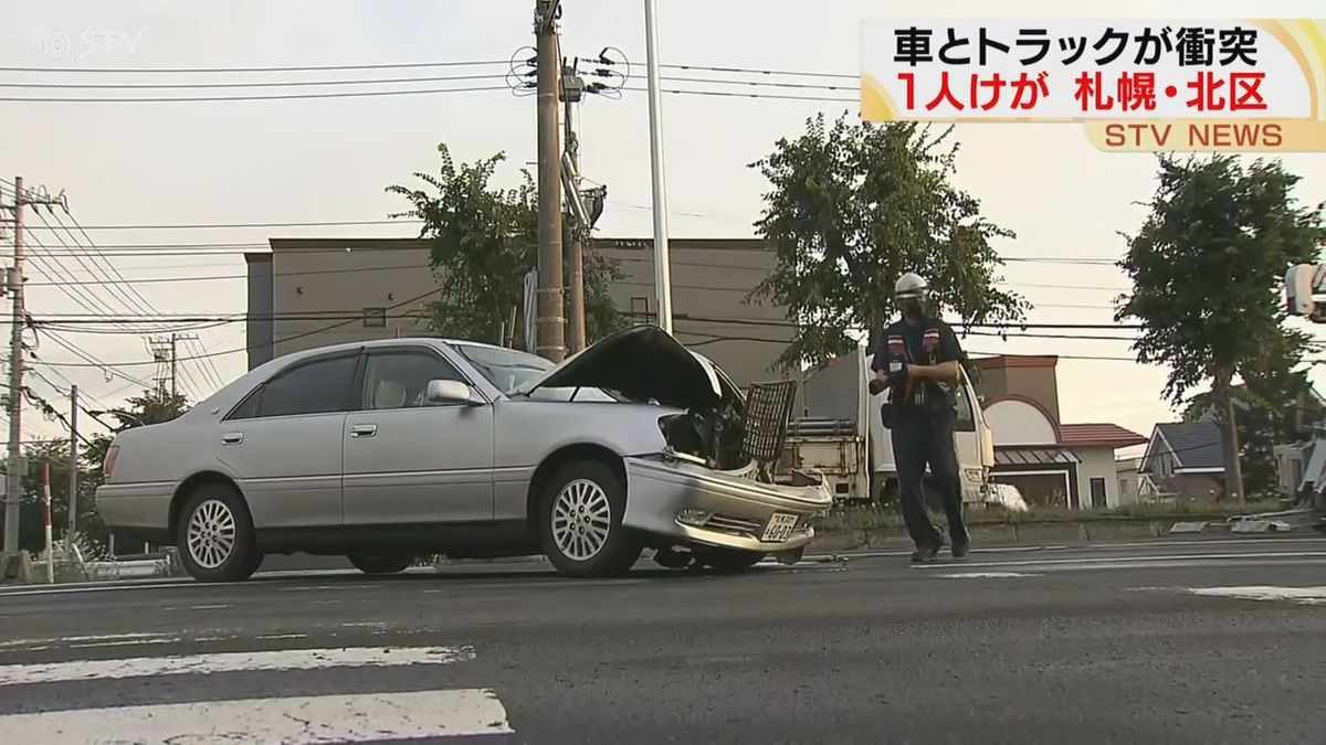 交差点で乗用車とトラックが衝突　乗用車に乗っていた高齢女性が搬送　命に別条なし　札幌市北区