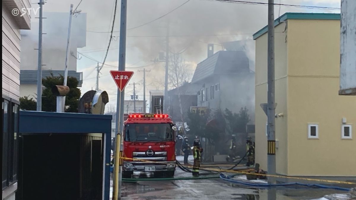 【速報】師走の住宅街…朝火事　風呂場から出火か「炎と煙が出ている」現在消火活動中 北海道