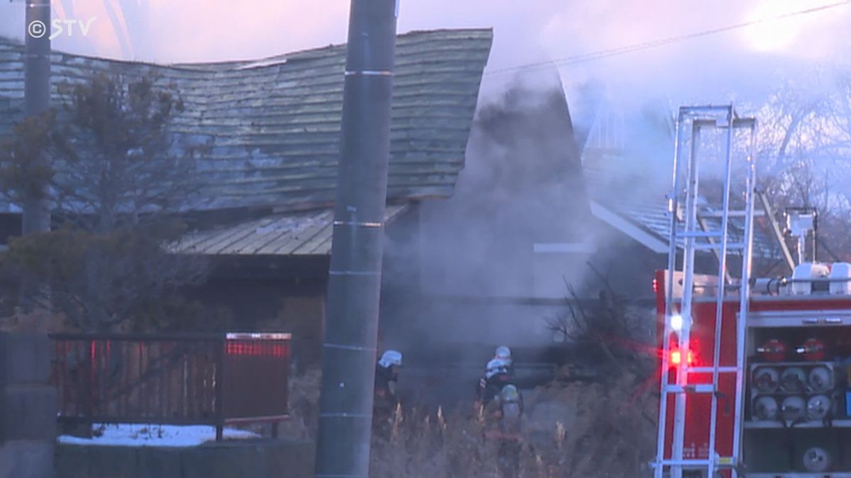 【続報】焼け跡から遺体発見…北海道伊達市の住宅火災　夜明け前の住宅街に白煙もくもくと…