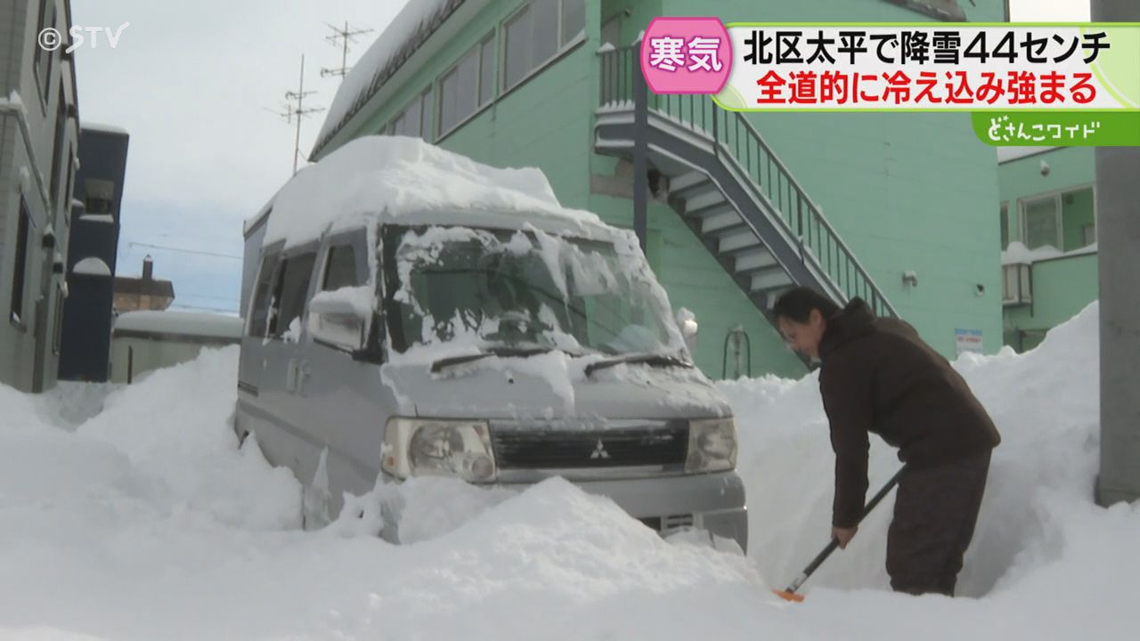 埋もれた車を出すため雪かき「いつまでやれば…」ぬれたタオルは