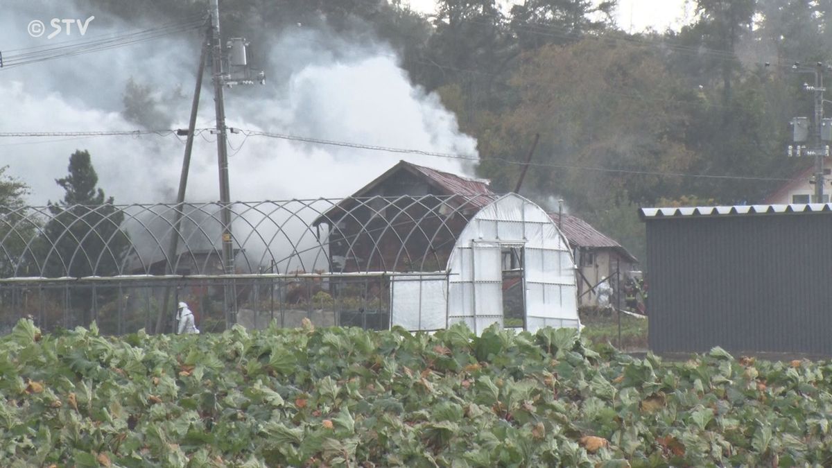 白い煙に包まれる…日曜朝の住宅火災　最低気温1.1℃　住人4人のうち3人病院搬送　北海道