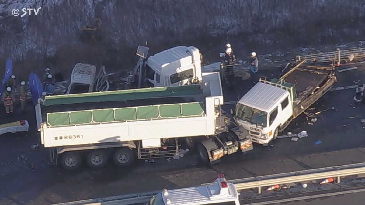 男性２人死亡　５人が重軽傷　工事のトラック２台にトレーラーが突っ込んだか　北海道
