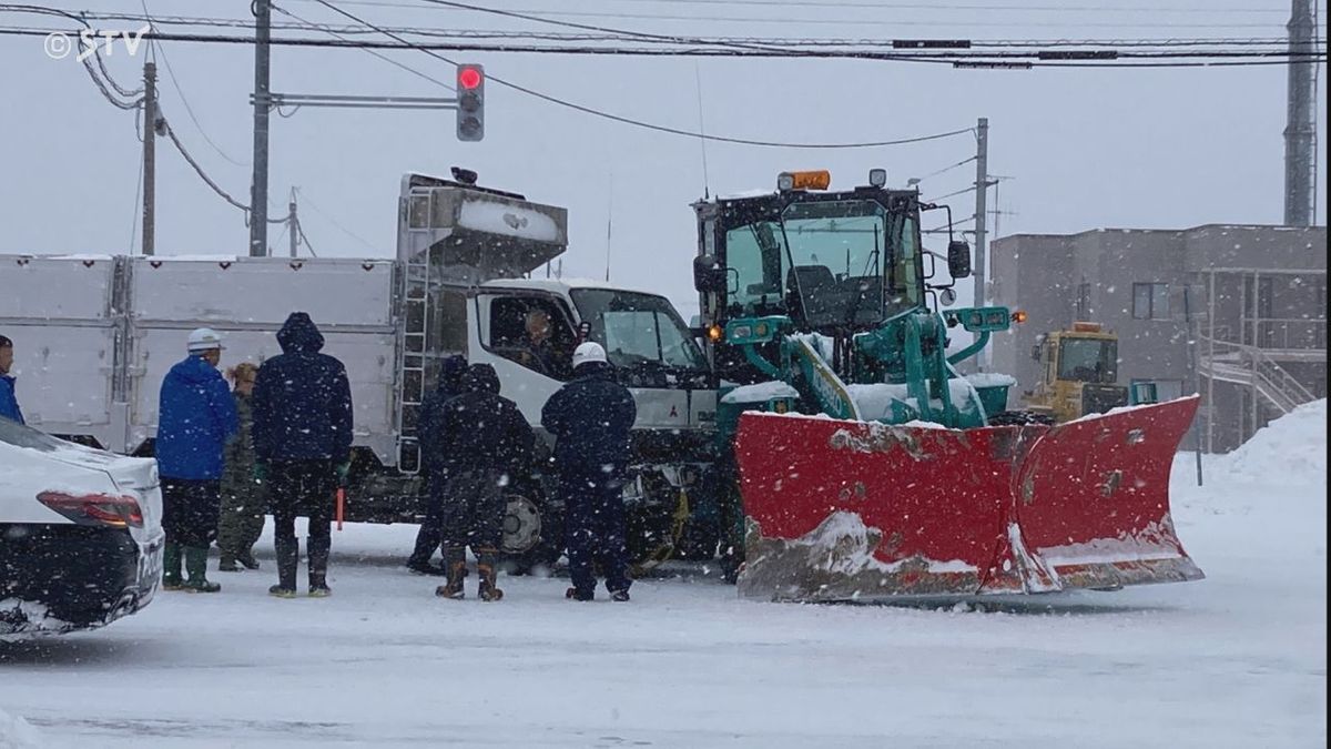 雪の道北・稚内で除雪用ショベルとトラックの“右直事故”トラックの運転手搬送