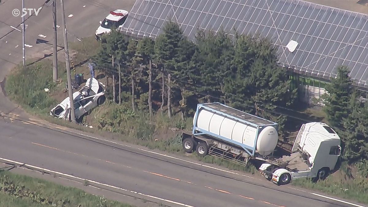 乗用車とタンクローリーが衝突　路外に逸脱…　乗用車が大破し男性が死亡　北海道倶知安町