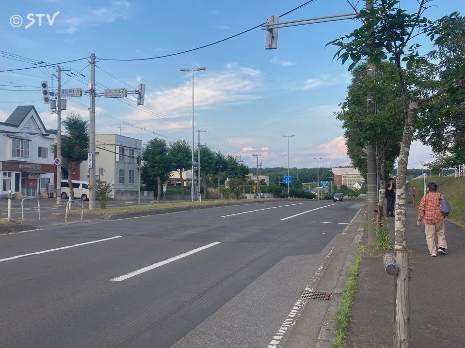 自転車の小学生男児が乗用車にはねられけが　運転手「信号機を見落とした」　札幌市厚別区　　