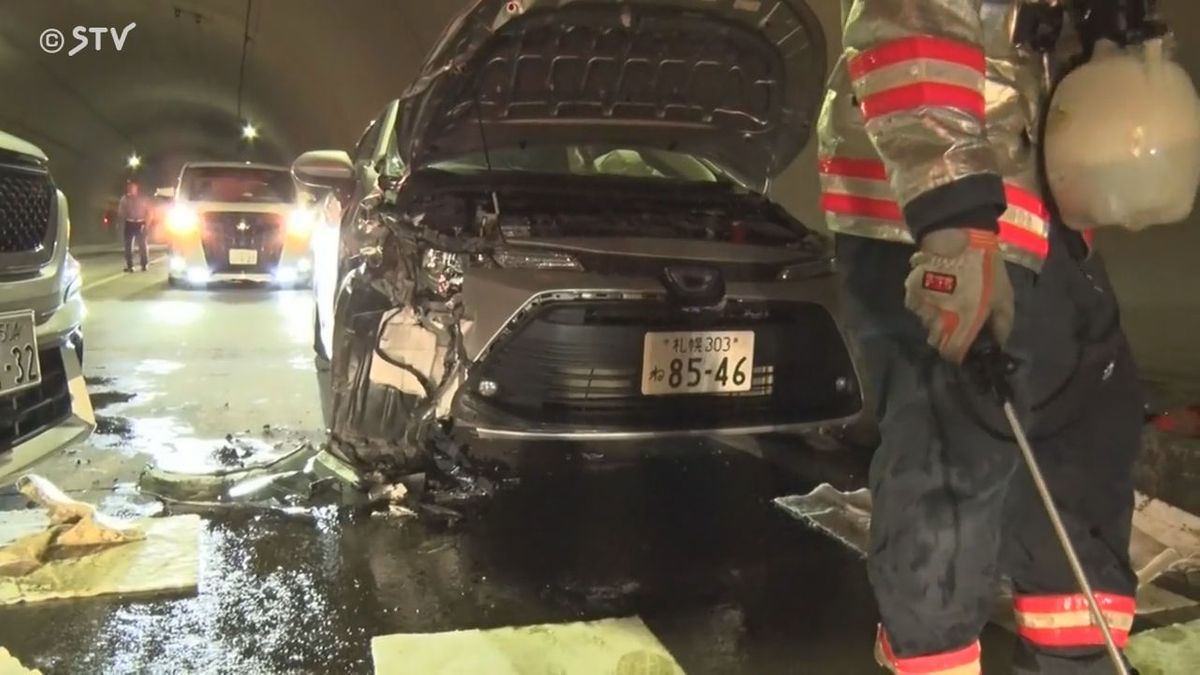 正面衝突か　トンネルで乗用車同士の事故「怖かった」男性が病院搬送　北海道小樽市