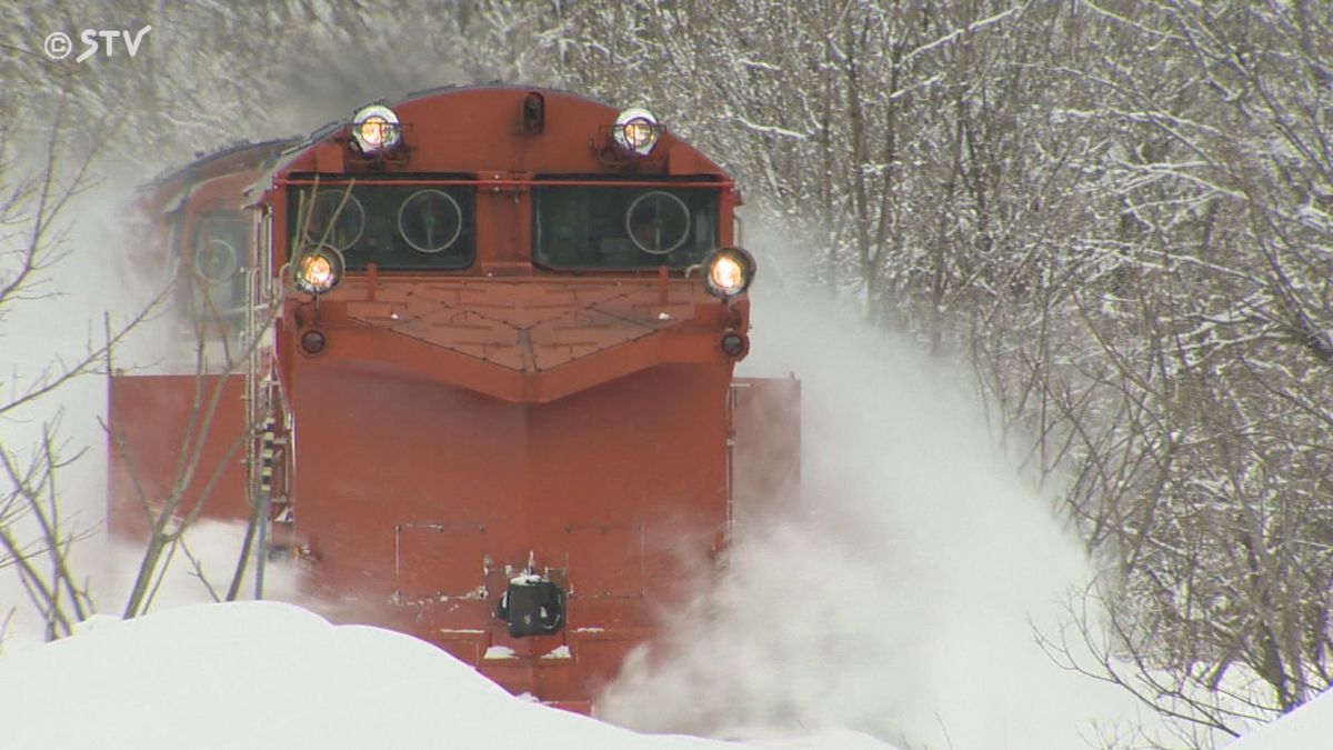 除雪するラッセル車