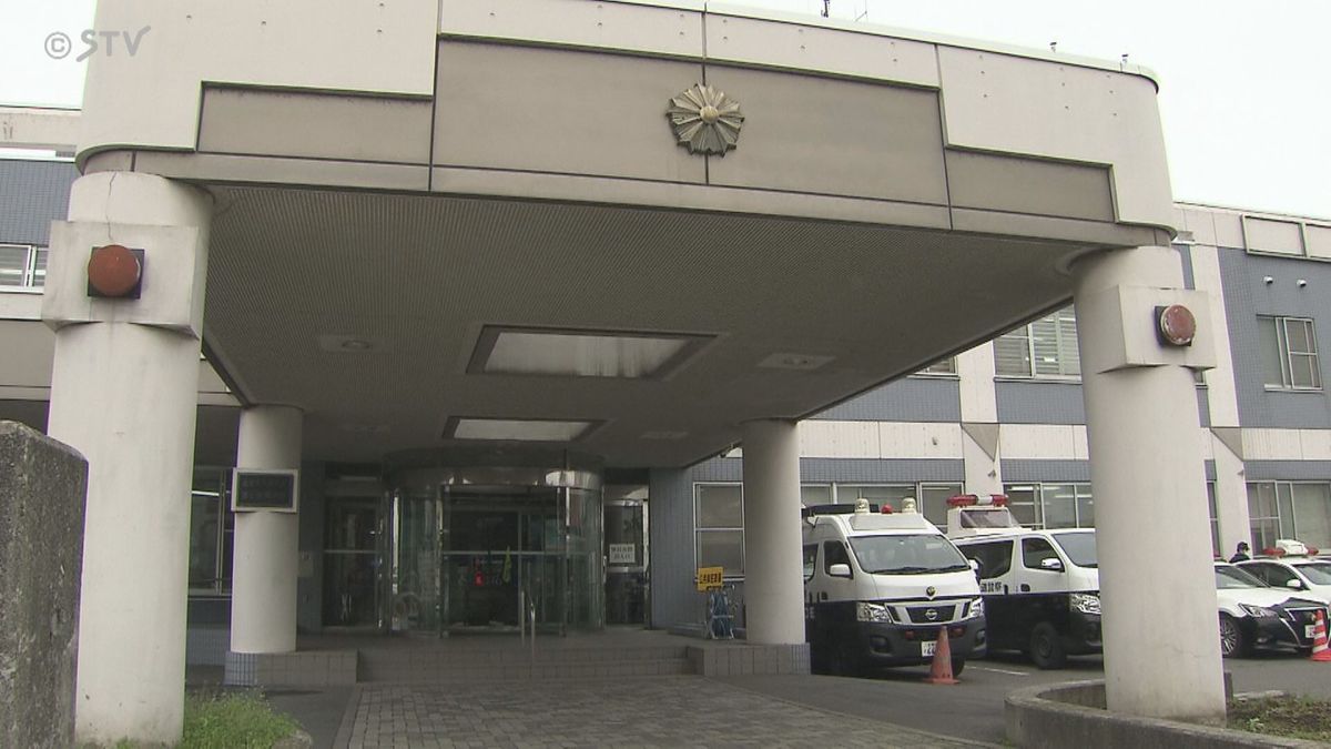「けがをしている点は納得していません」去年白老町で起きたひき逃げの容疑者が東京の警察署出頭