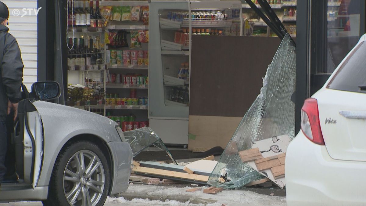 営業中のコンビニに車が突っ込む　70代男性が運転「アクセルとブレーキを…」　北海道北斗市