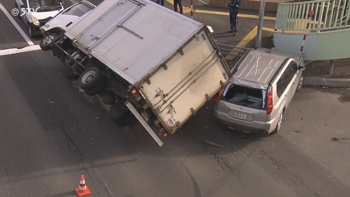 【速報】トラックが横転　国道12号で乗用車と衝突　30代男性を搬送　付近は渋滞　札幌市中央区