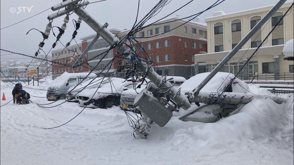 電柱ぼっきり…明け方の除雪、ショベルカーが衝突！北海道小樽市「南樽市場」付近は夜まで停電