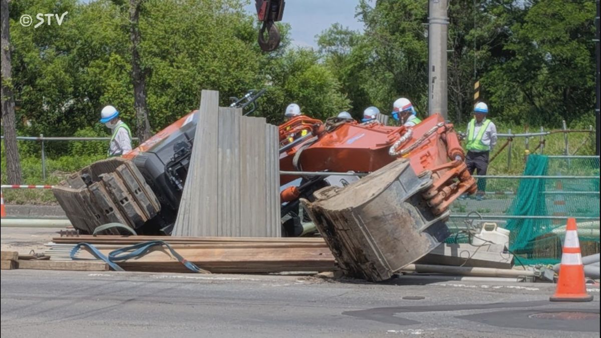速報】工事中の重機が横転…道路に“大きな穴” けが人など確認中 北海道 