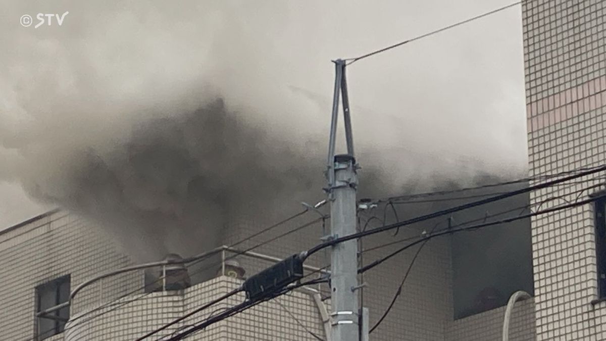 【火事速報】【現場画像】函館競馬場近くの共同住宅で火事発生・いままさに消火活動中