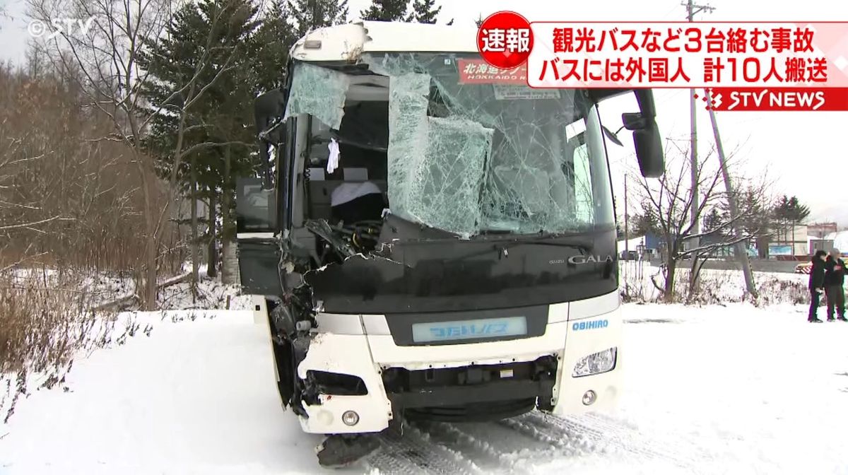 観光バスとトレーラーが衝突　外国人観光客ら10人搬送　圧雪アイスバーンでスリップか　北海道富良野市　