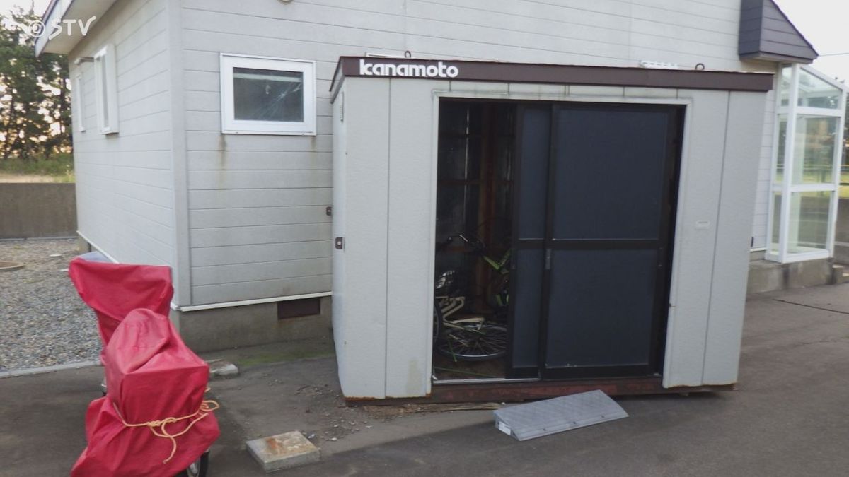 介護施設の物置小屋のドアに動物の爪跡…クマか 小屋隣の職員寮には職員 