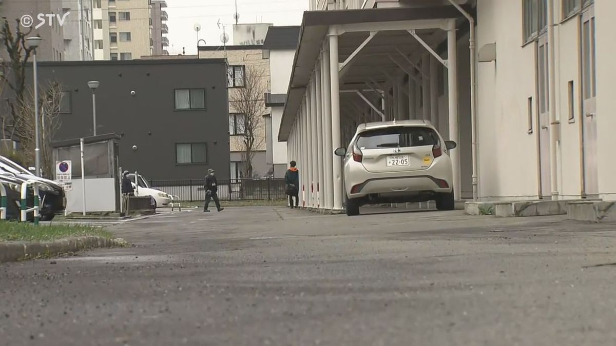 転落後にひかれた可能性　アパート敷地内で高齢女性死亡「人に乗り上げた」運転手から話聞く　札幌市