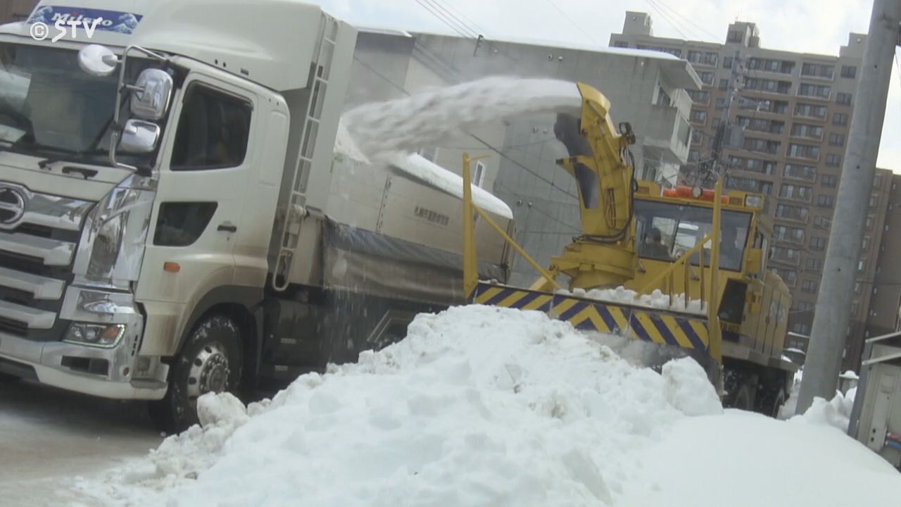 除雪作業•排雪作業いたします。(手作業) 除雪作業中の排雪用モーターカー 写真素材 [6620580] - フォトライブラリー
