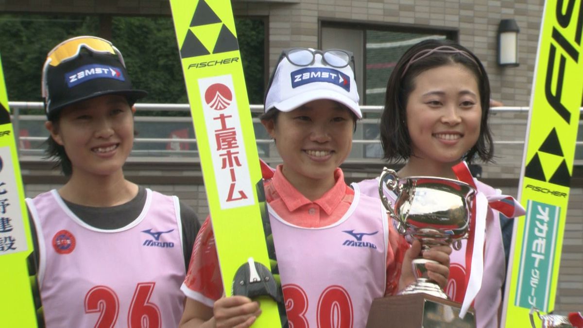 パリ五輪に刺激！スキージャンプ今季初の大倉山ラージヒル　伊藤有希＆二階堂蓮が貫禄の優勝！