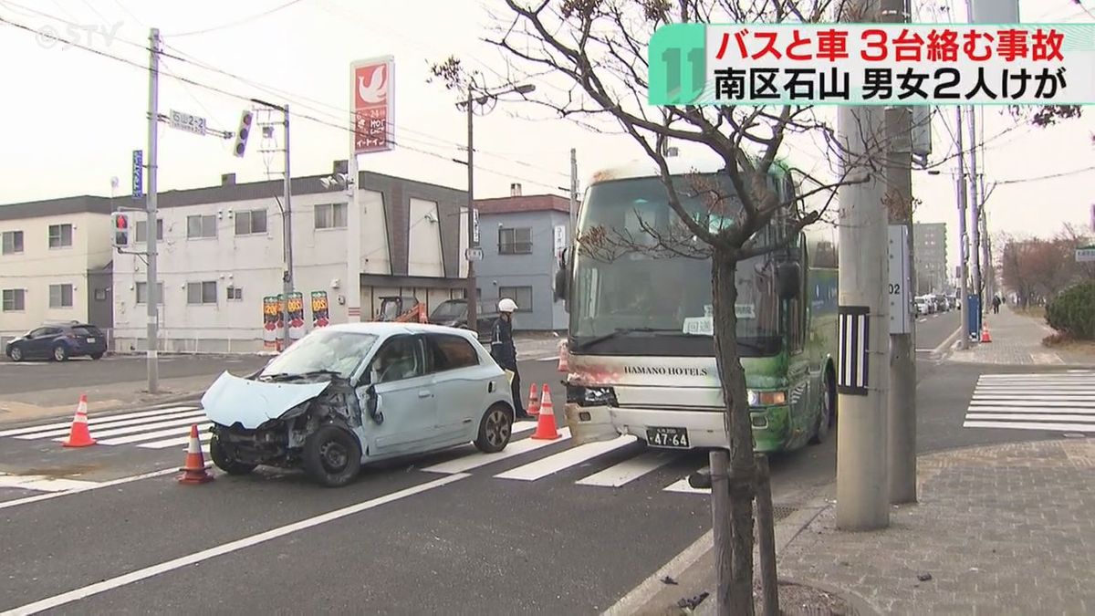 大型バスなど車3台絡む事故　男女2人を搬送　交差点で衝突し後続の車も…札幌市南区