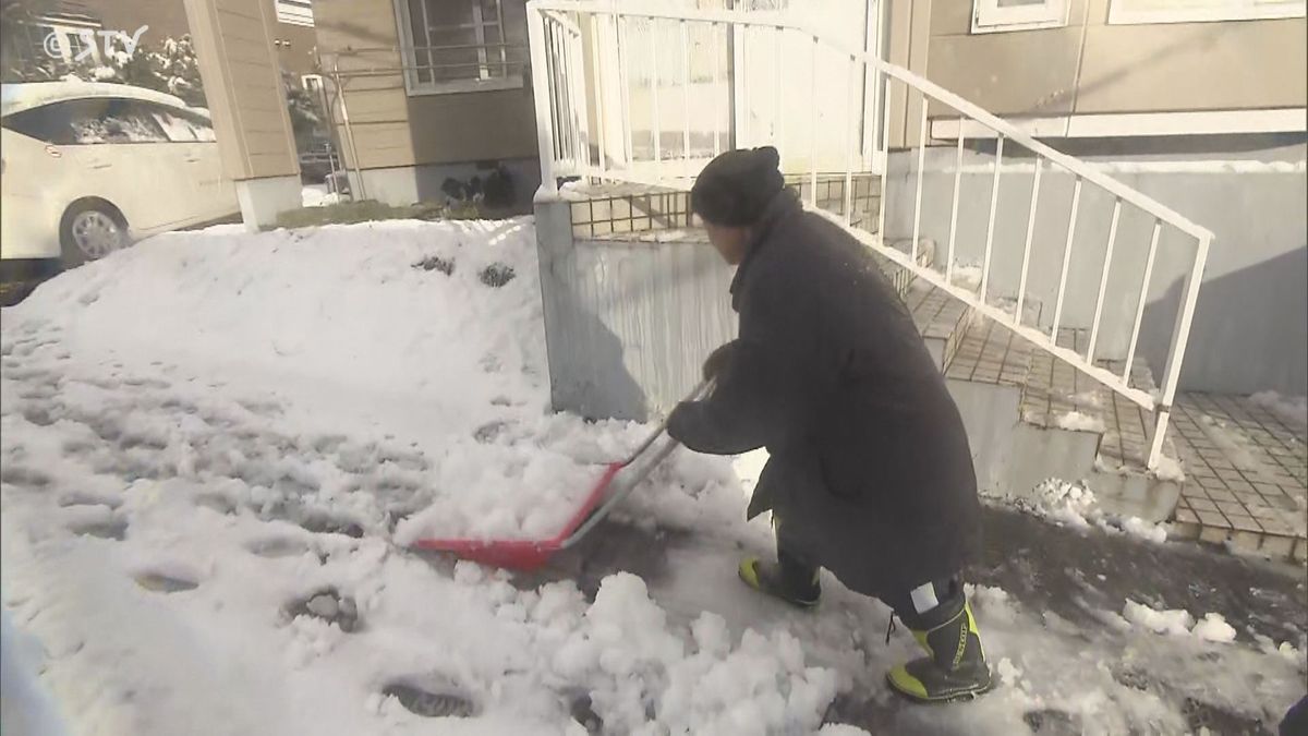 「突然…こんなに降るとは」札幌で今季初の積雪　市民は朝から雪かき　タイヤ交換に予約殺到