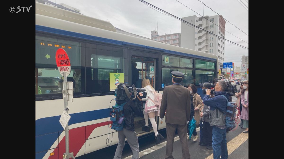 代行バスには行列（平岸駅）