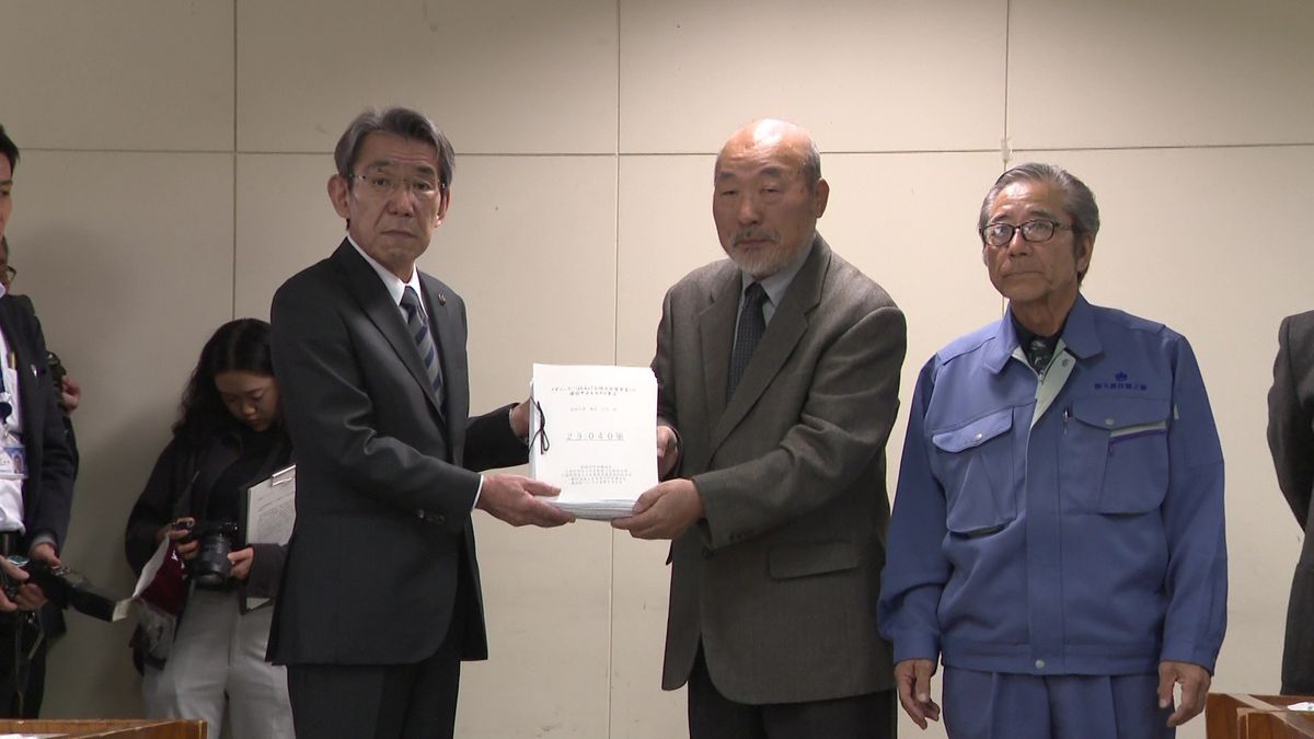 要望書を手渡す地元住民（28日・北海道釧路市）