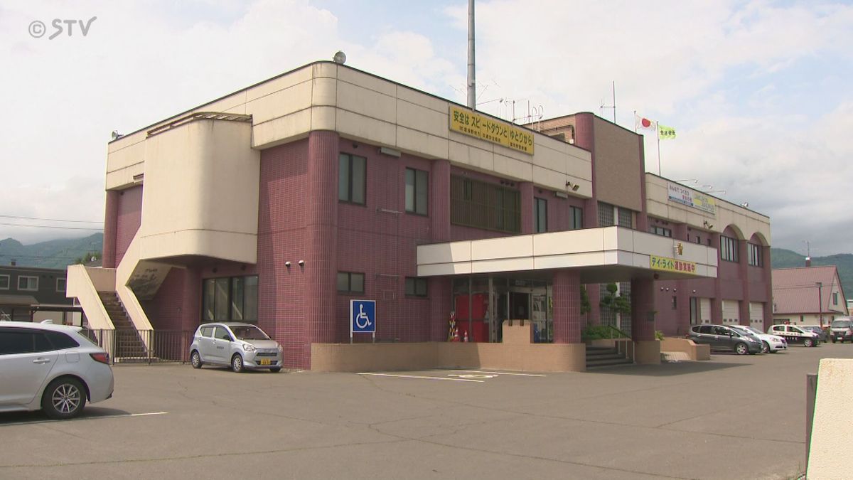 車から走って逃走…検査でアルコール検出も 車を一時不停止の男逮捕 北海道上富良野町