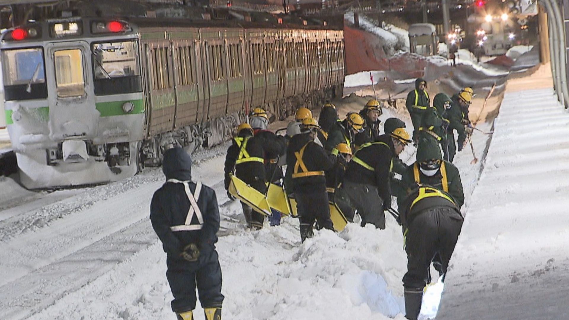 人力での除雪　12月29日まで受付ます 過酷…「人力」で冬の鉄路を守る 受験前日 徹夜の除雪作業に密着 JR