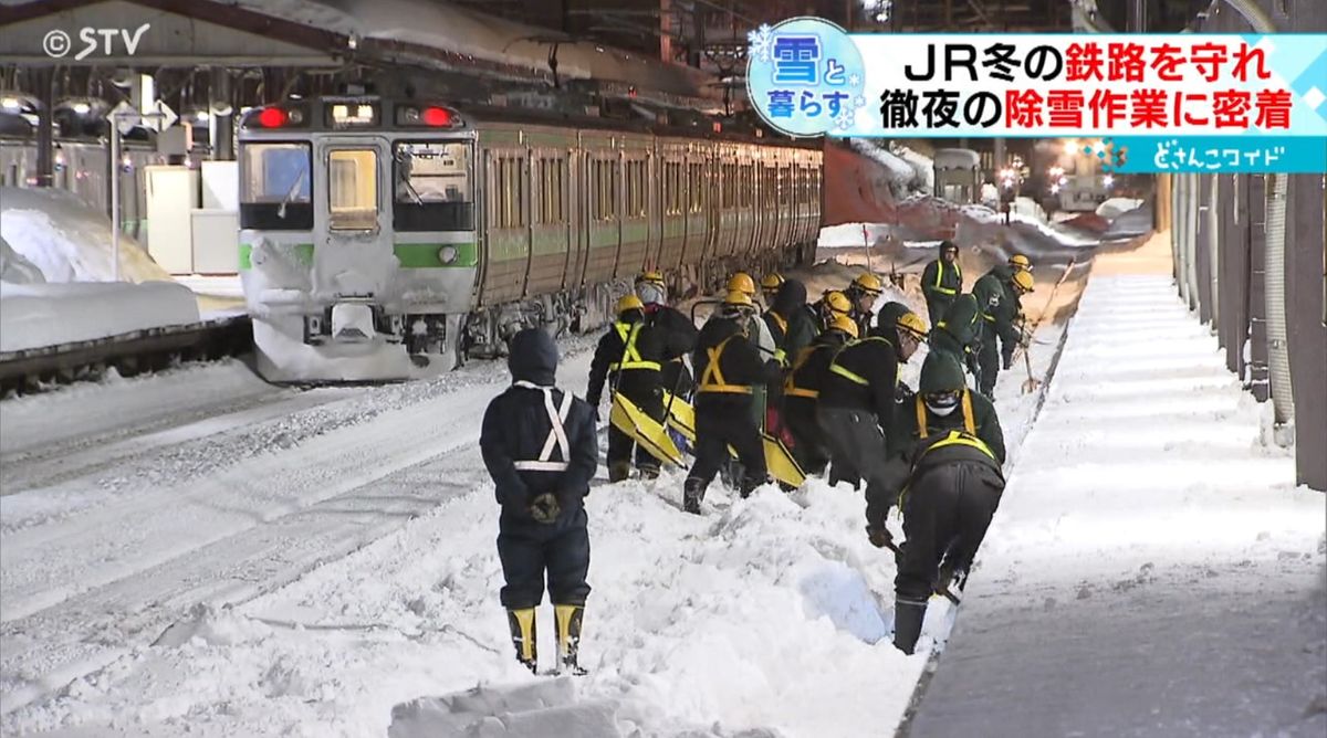 人力での除雪作業